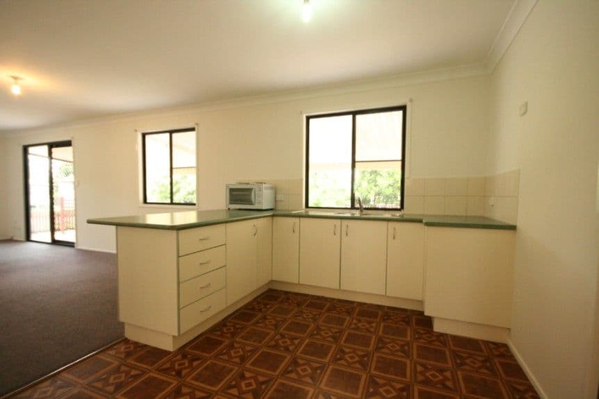 5 Venton Street, SARINA QLD 4737, Sarina - Thumbnail 4