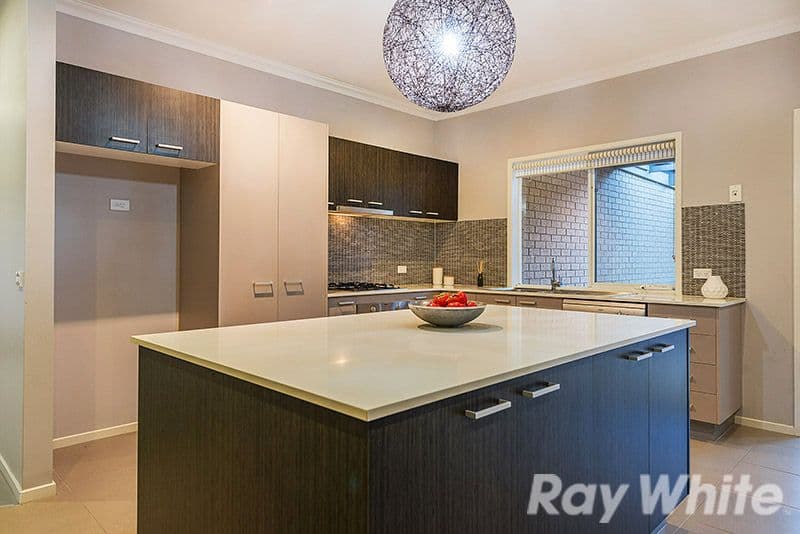 16 Kindred Avenue, Cranbourne North VIC 3977, Cranbourne North - Thumbnail 2