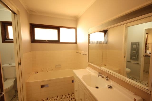 284 The Parkway, BRADBURY NSW 2560, Bradbury - Thumbnail 5