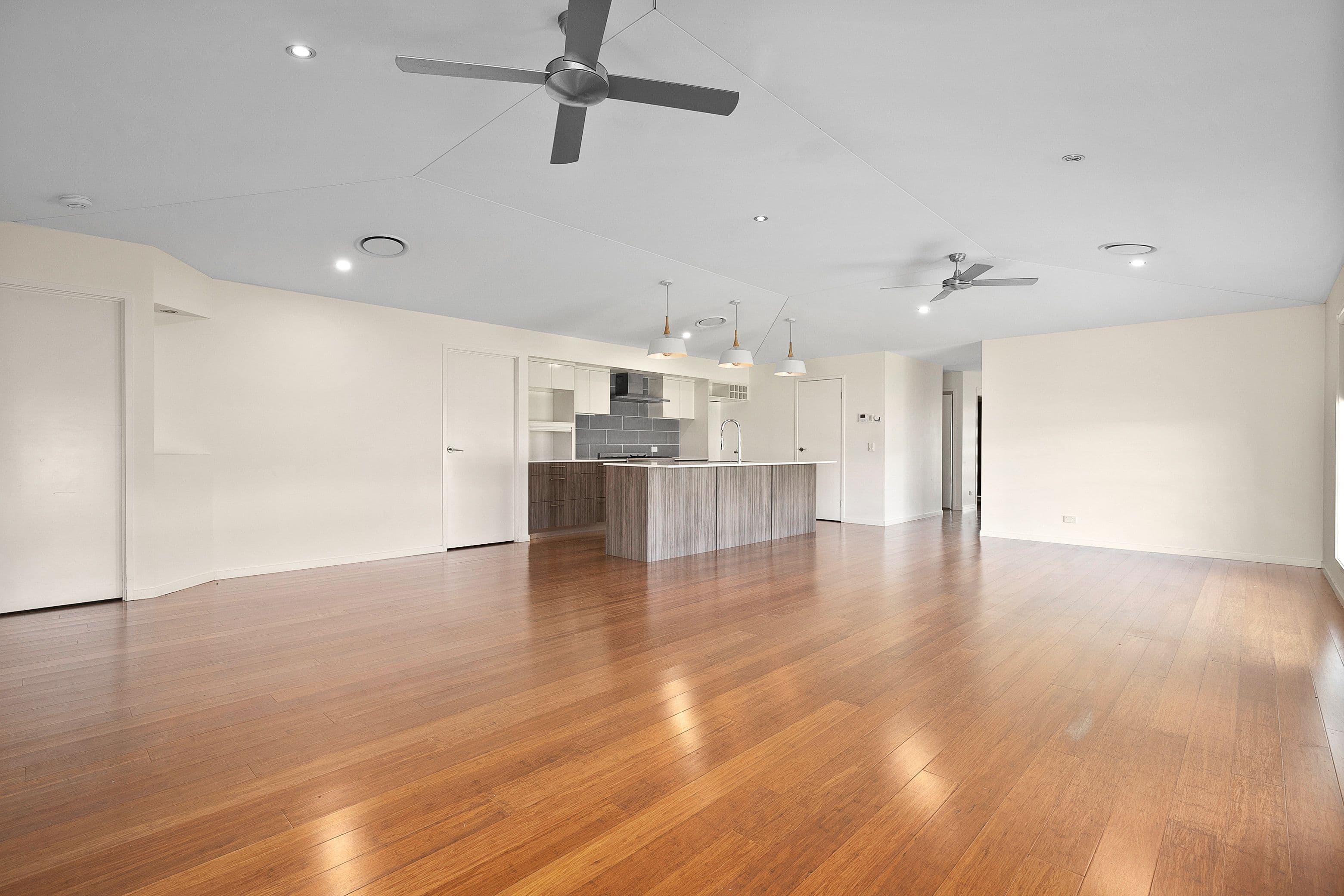 16 Flemington Road, Emerald QLD 4720, Emerald - Thumbnail 3