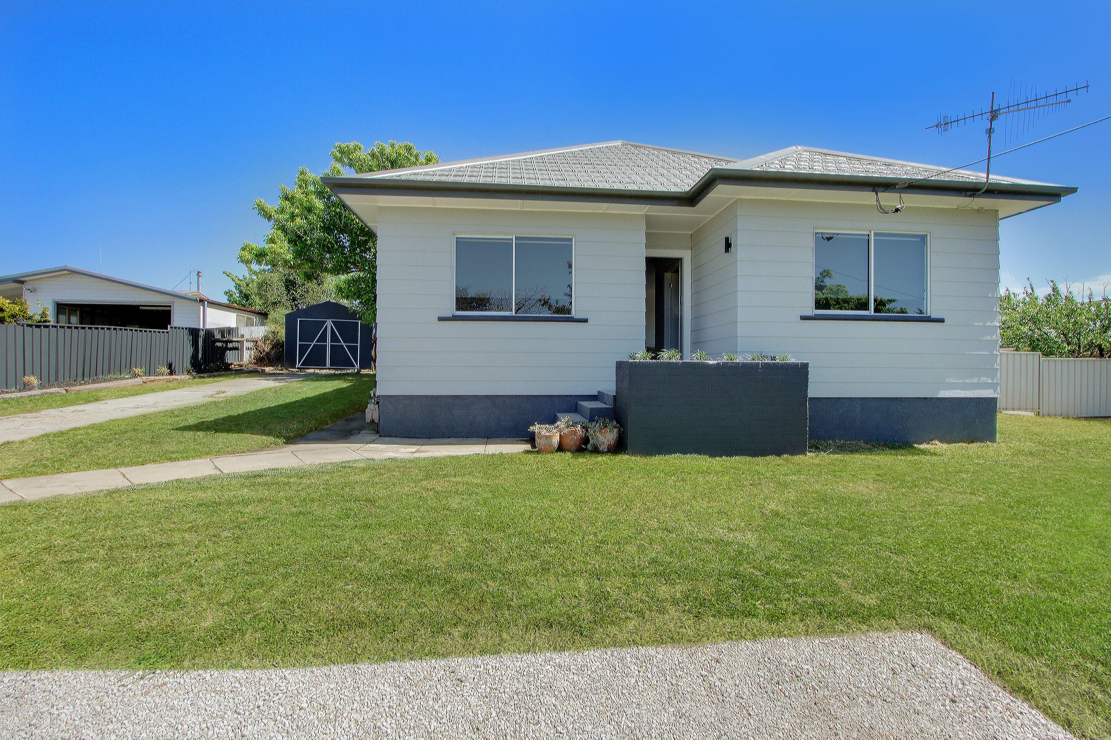 6 Redbank Close, Happy Valley - Thumbnail 2
