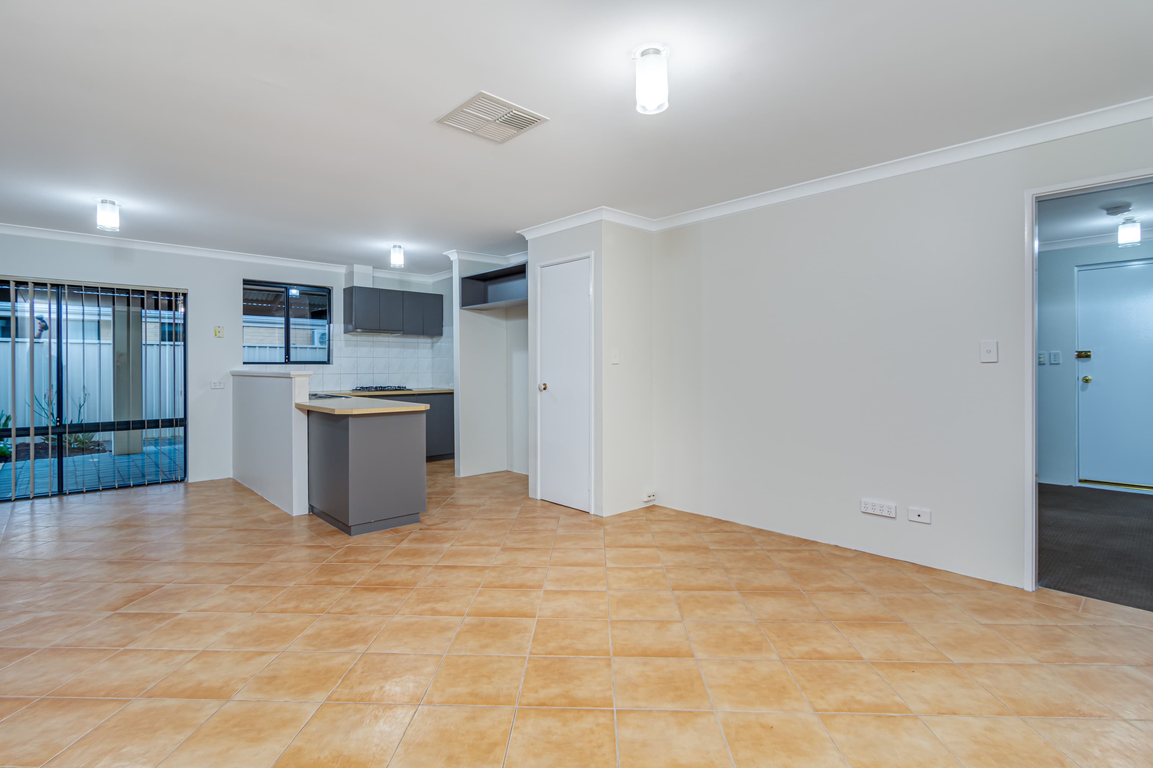 8 Ammanford Crescent, Butler WA 6036, Butler - Thumbnail 4