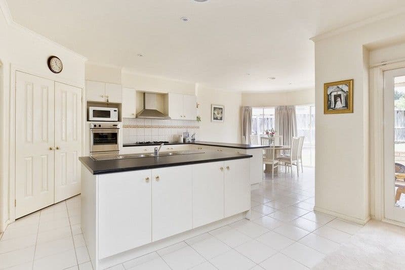 28 Woodside Drive, ROWVILLE VIC 3178, Rowville - Thumbnail 3
