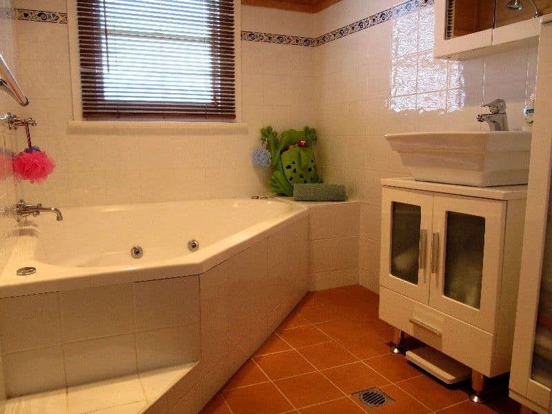 2  Redrose Avenue, BELMONT NSW 2280, Belmont - Thumbnail 2