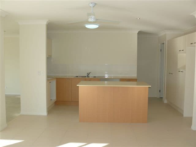 5 Farraday Crescent, PACIFIC PINES QLD 4211, Pacific Pines - Thumbnail 5