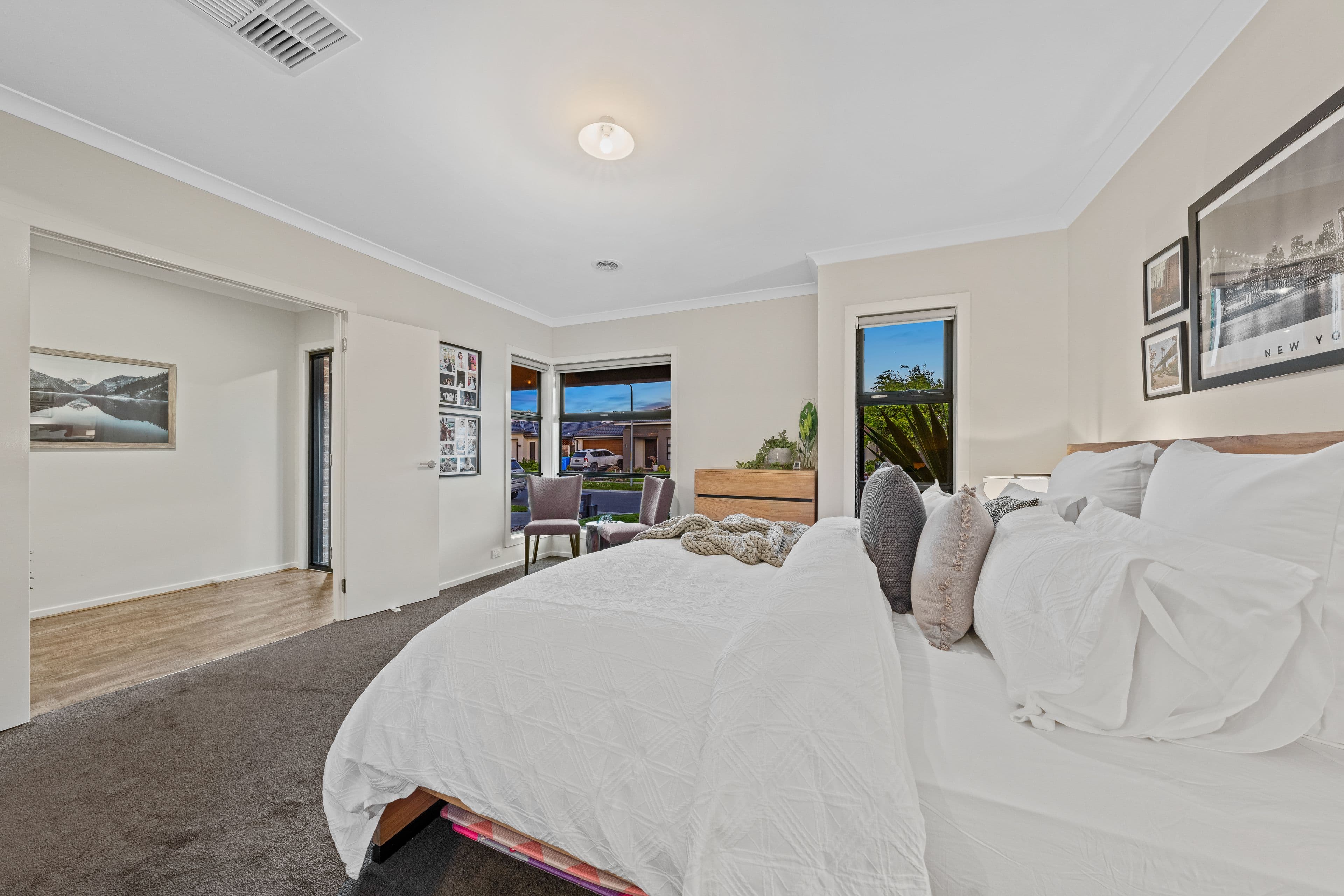 9 Carlyle Crescent, Clyde North VIC 3978, Clyde North - Thumbnail 2