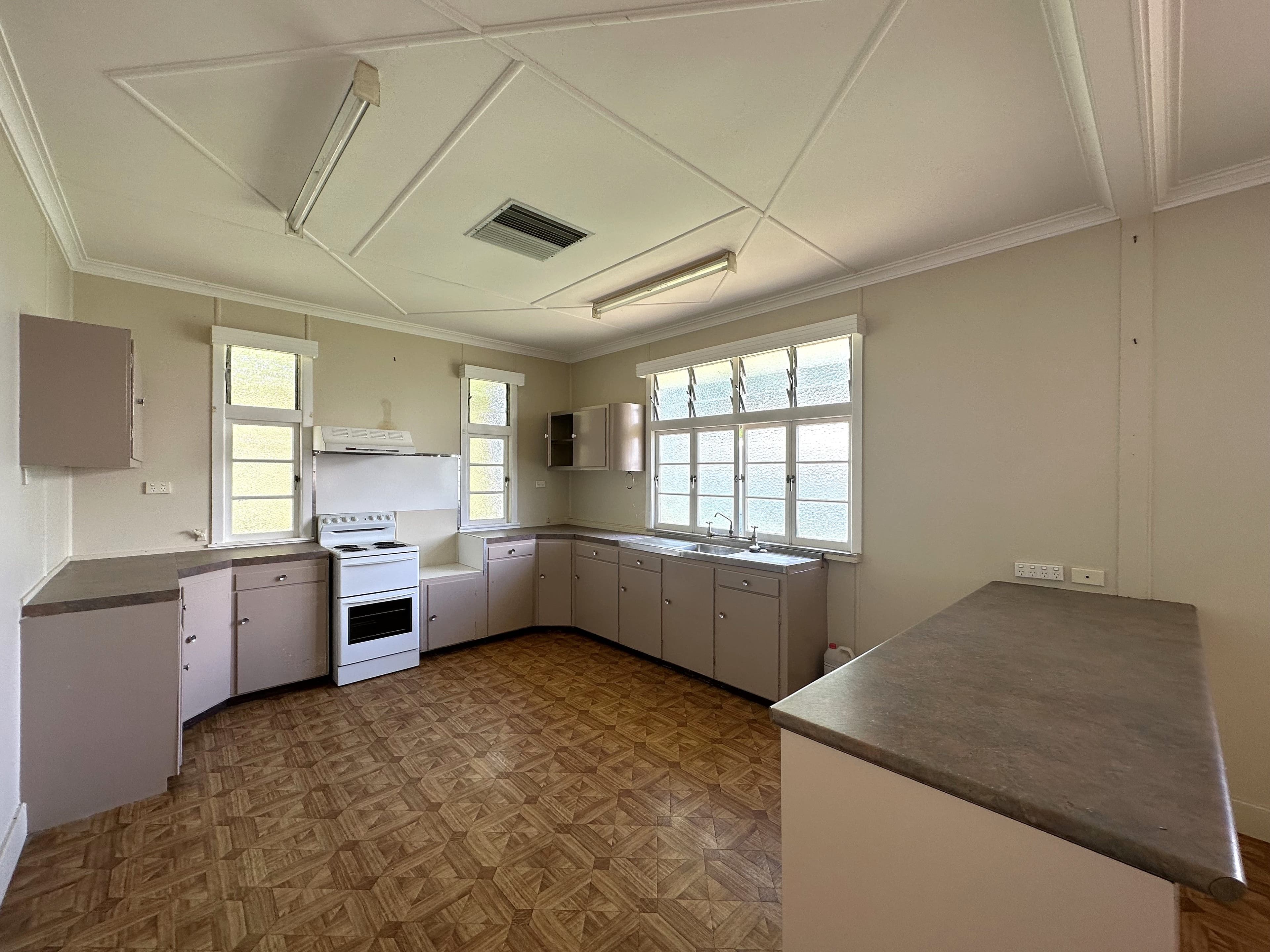 115 Emu Street, Longreach QLD 4730, Longreach - Thumbnail 6