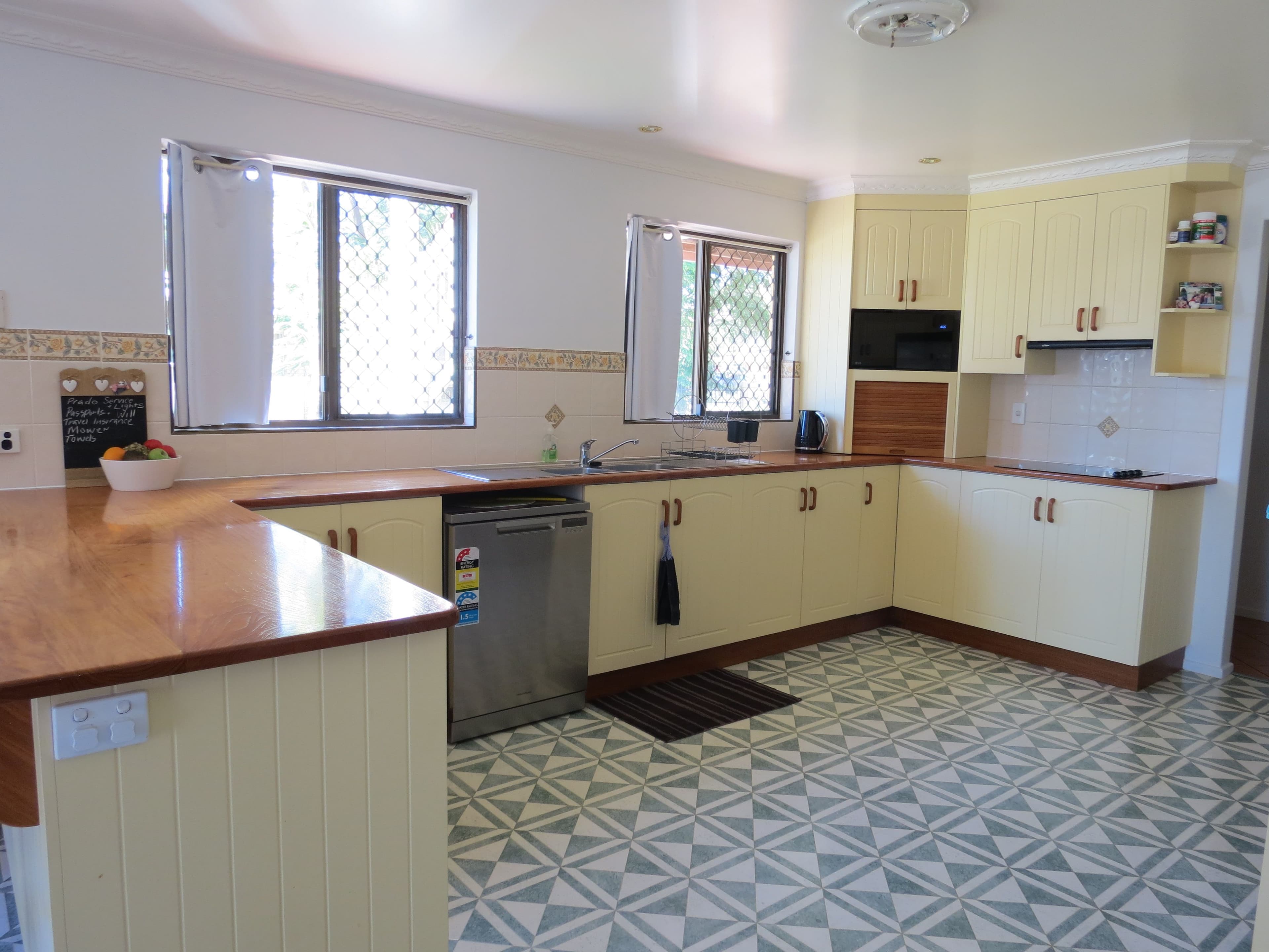 8 Martin Place, Emerald QLD 4720, Emerald - Thumbnail 2