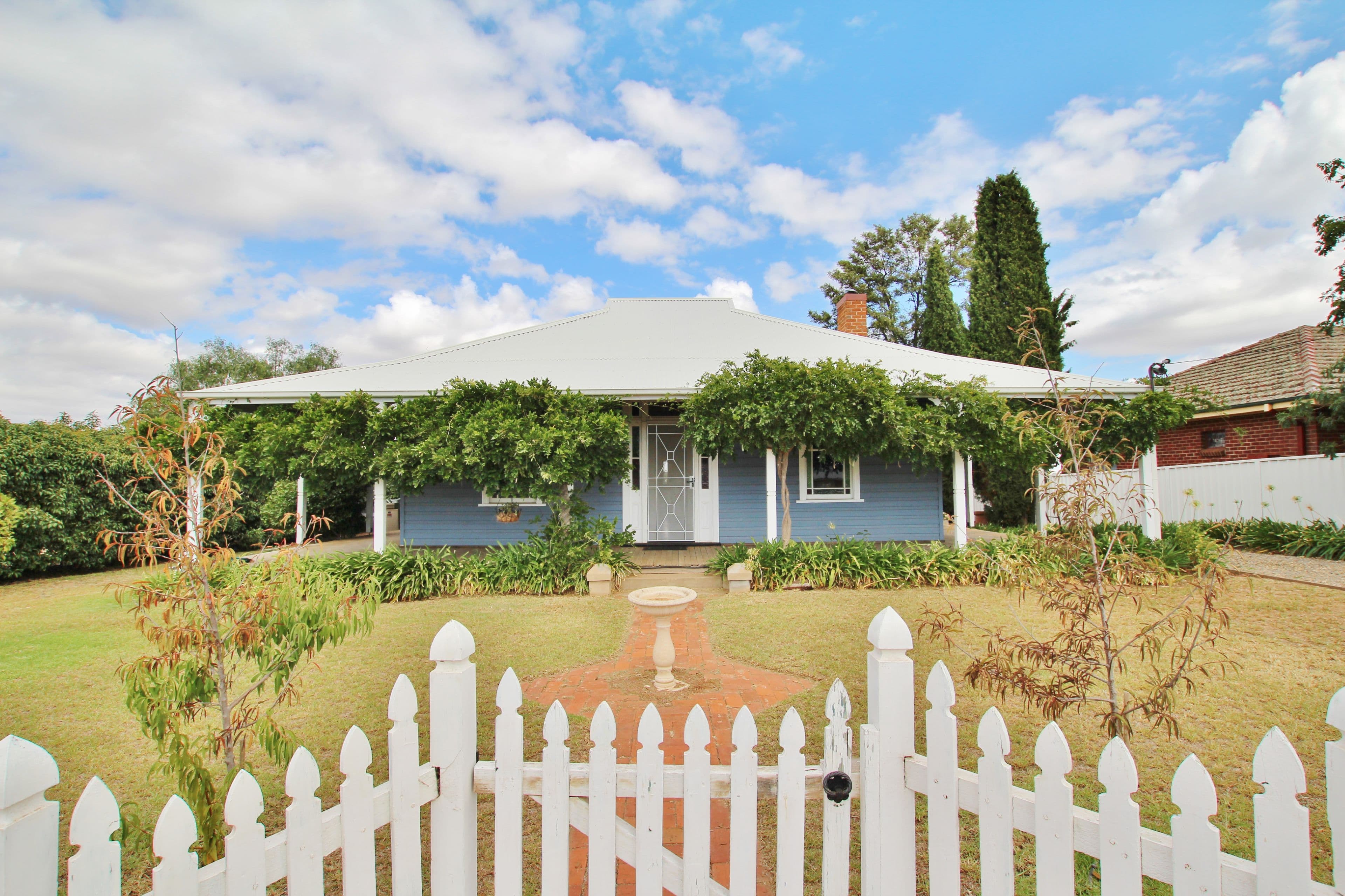 21 Hills Street, Young - Image 1