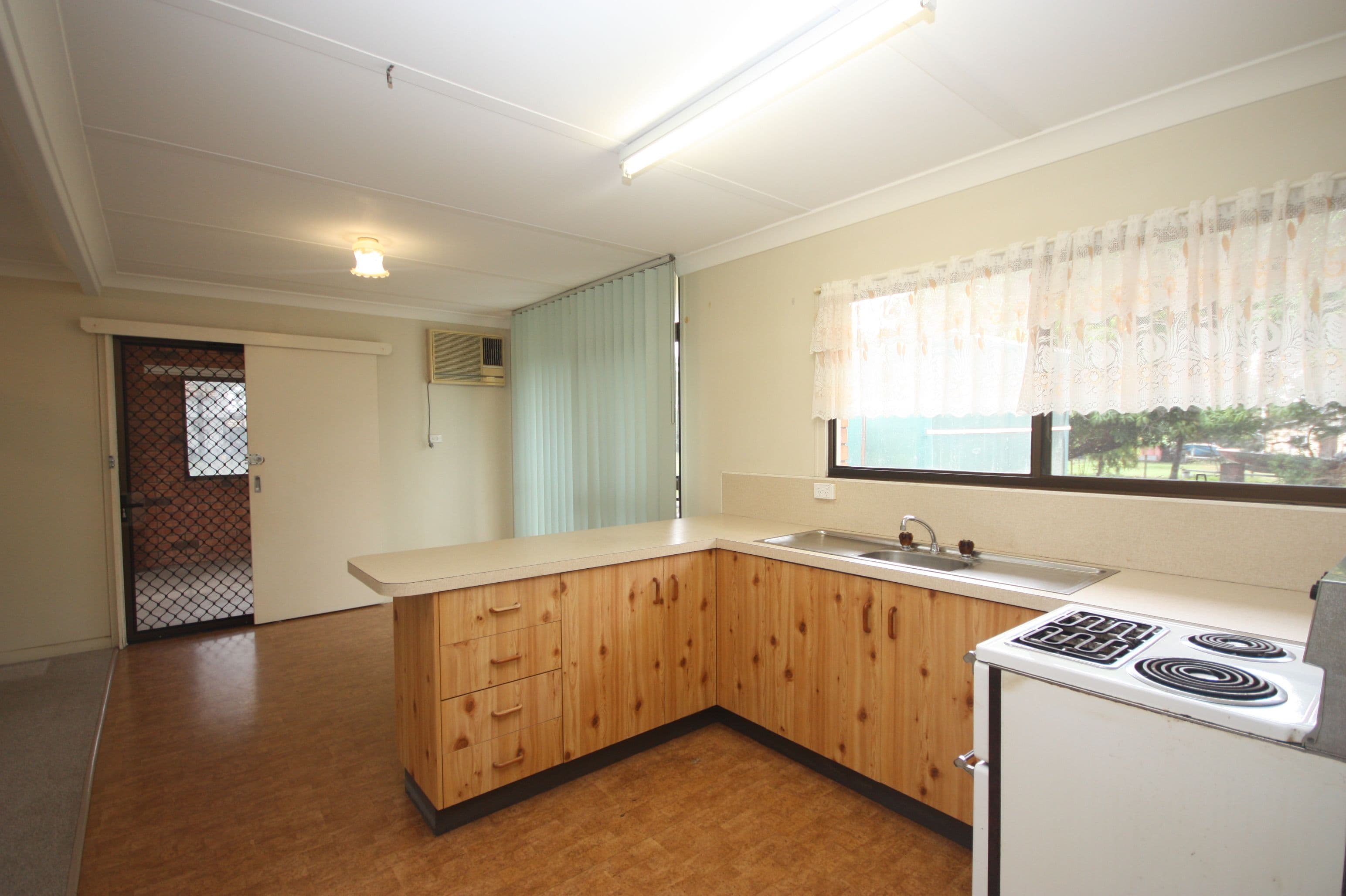 31 Bowling Green Street, Brandon QLD 4808, Brandon - Thumbnail 2