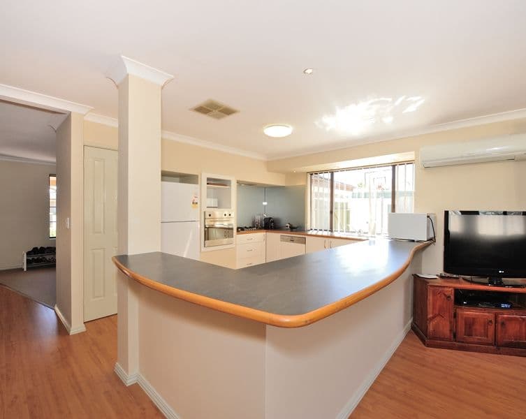4 Caryota Court, Warnbro WA 6169, Warnbro - Thumbnail 2