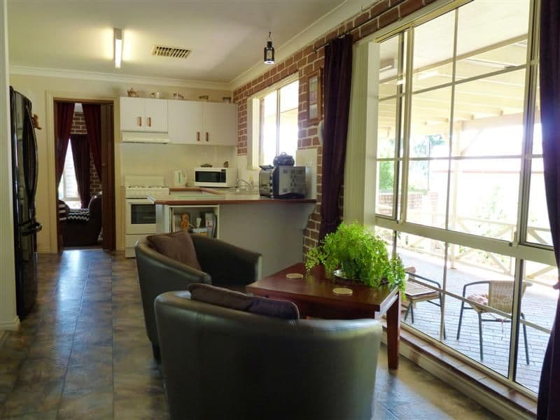 8 Lesley Place, DUBBO NSW 2830, Dubbo - Thumbnail 2