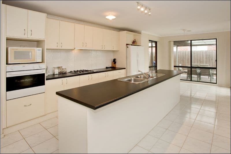 2-4 McCubbin Court, CORIO VIC 3214, Corio - Thumbnail 2