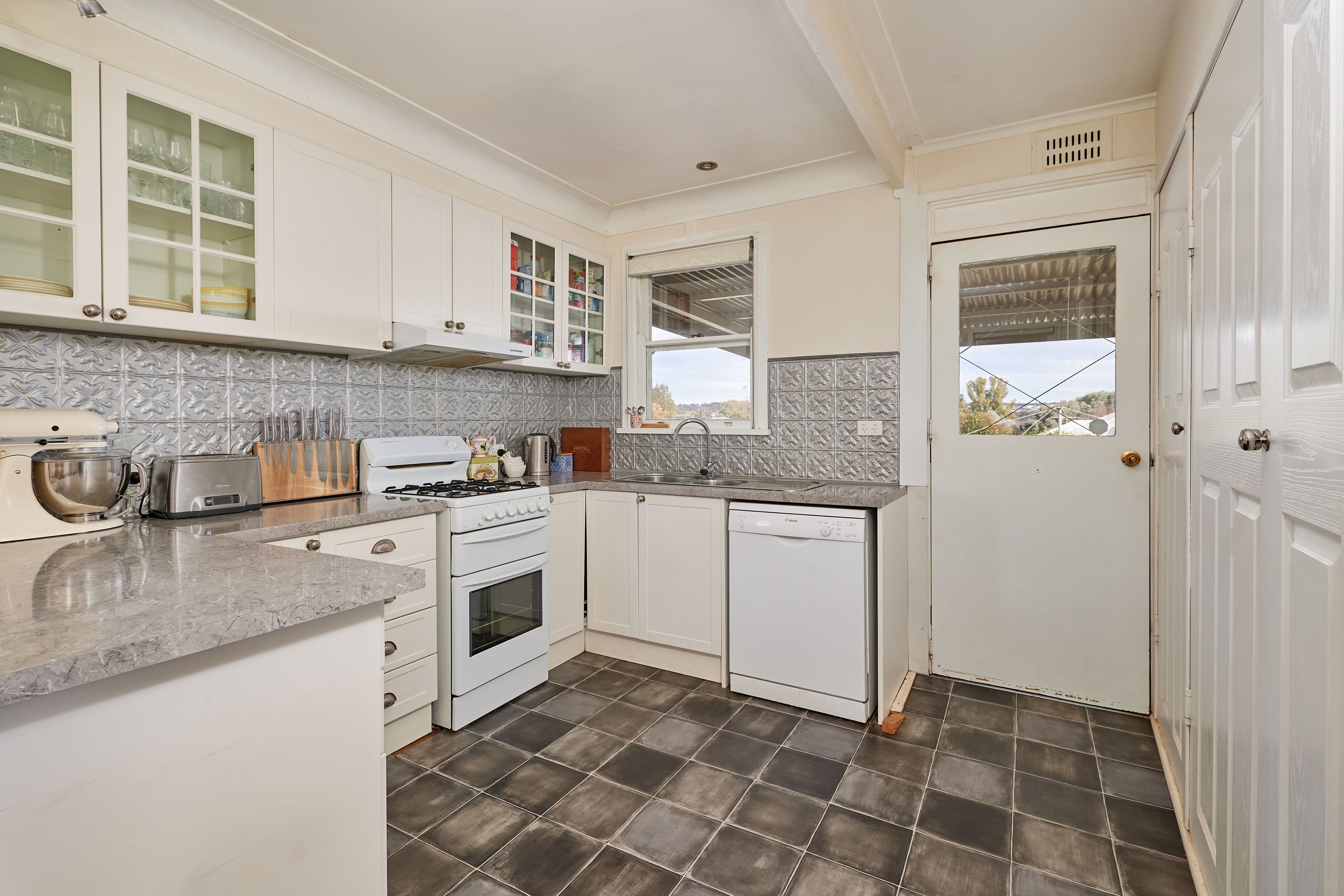 30 Condon Avenue, Mount Austin NSW 2650, Mount Austin - Thumbnail 4