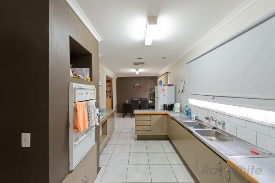 27 Tamar Drive, Melton South VIC 3338, Melton South - Thumbnail 2