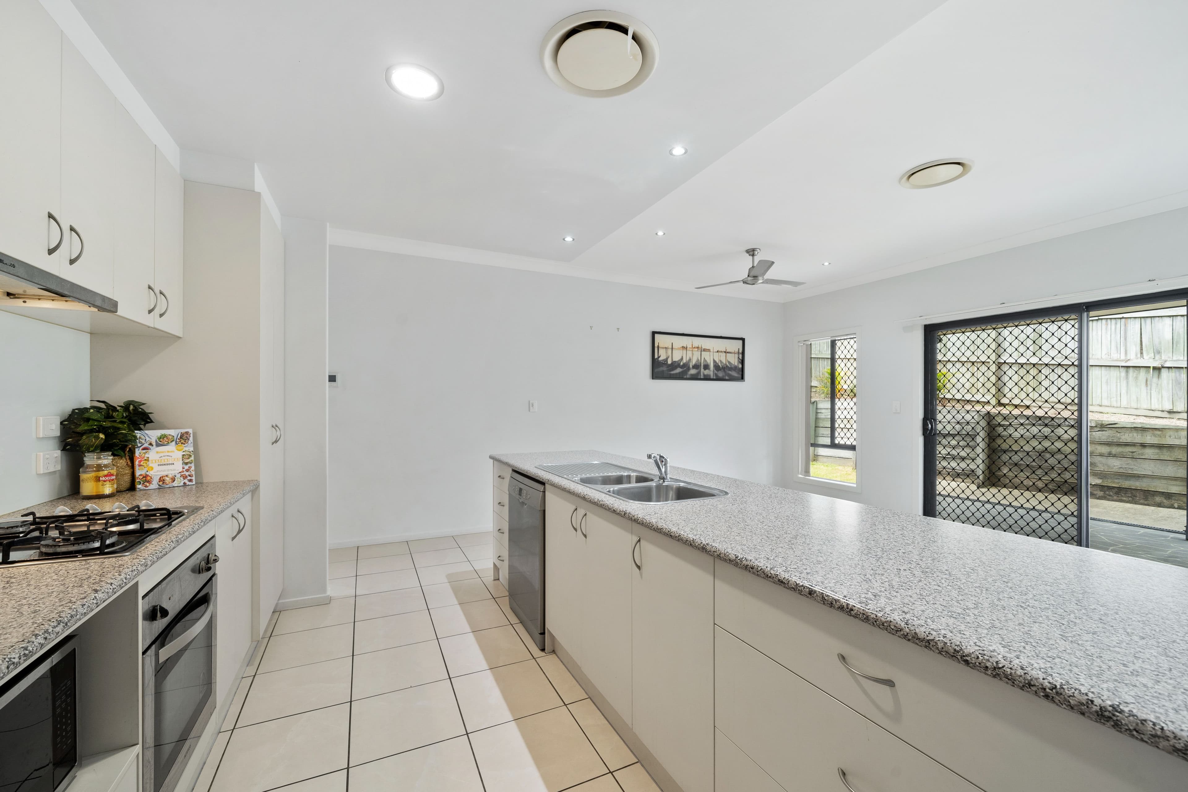 6 Carnarvon Crescent, Waterford QLD 4133, Waterford - Thumbnail 2