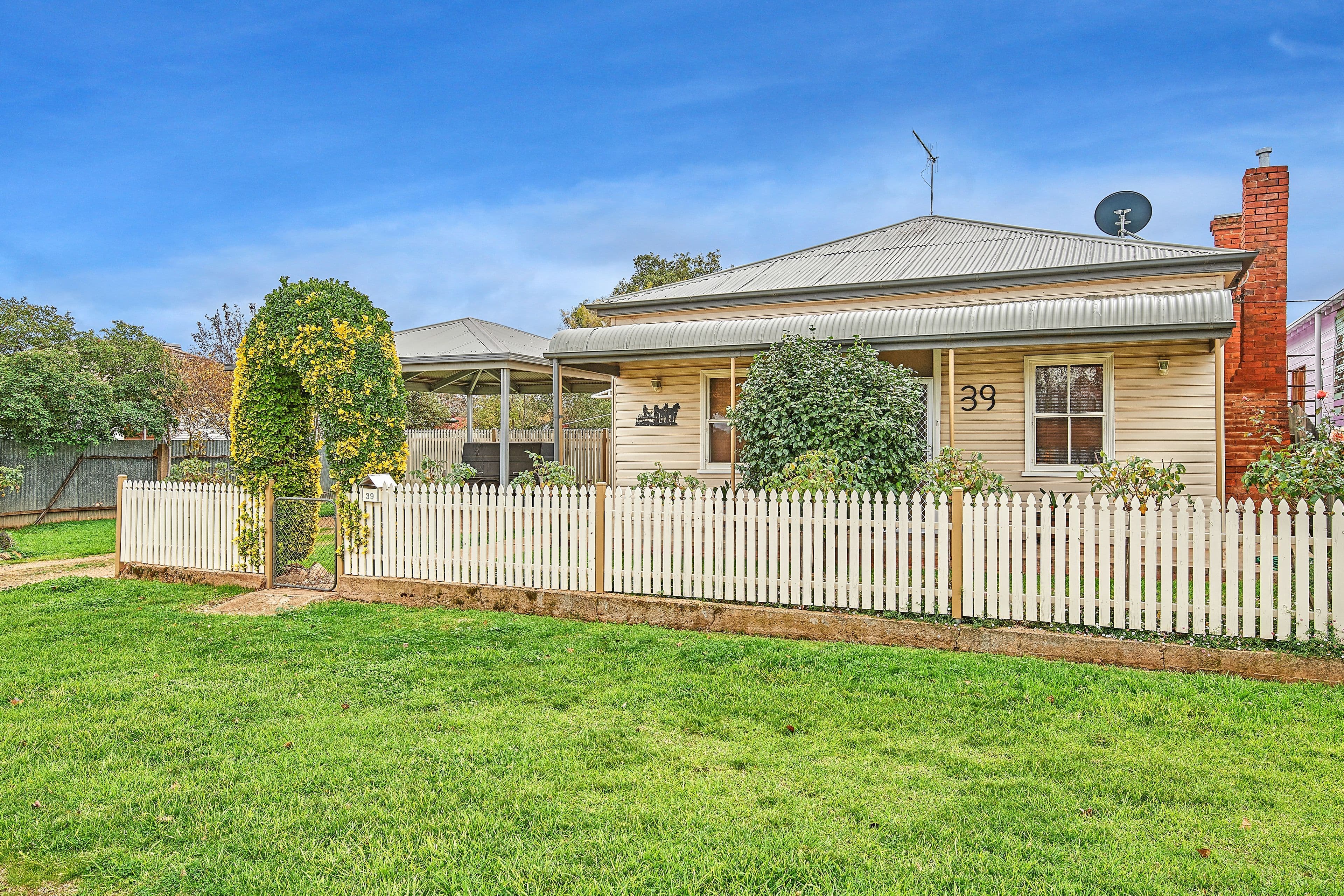 39 Gloucester Street, Junee NSW 2663, Junee - Image 1