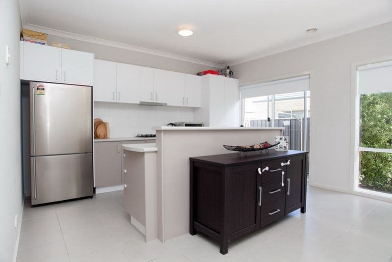 30 Riordan Crescent, MERNDA VIC 3754, Mernda - Thumbnail 2