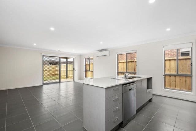 12 Destiny Drive, Cranbourne North VIC 3977, Cranbourne North - Thumbnail 3