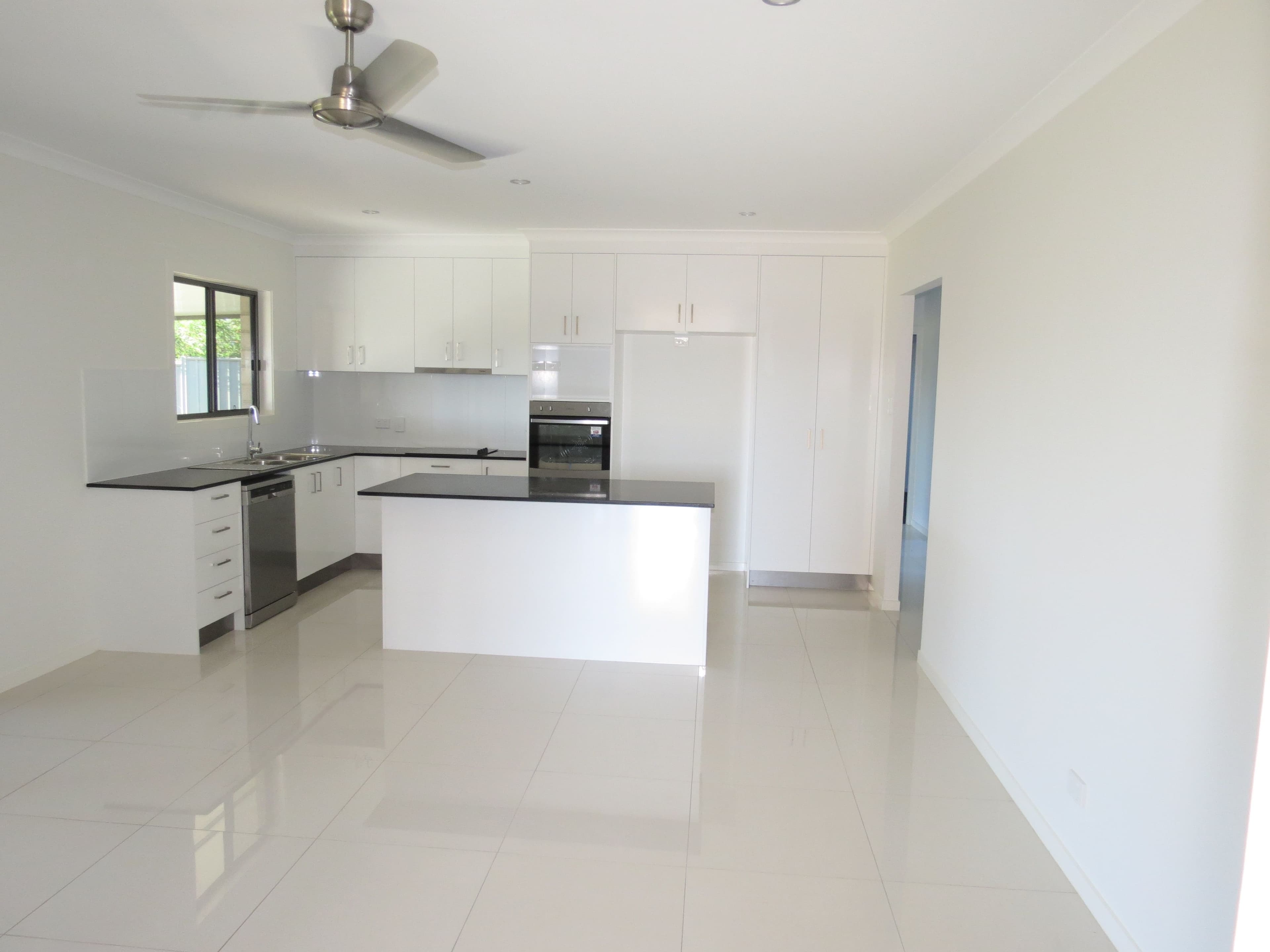 9 Epsom Place, Emerald QLD 4720, Emerald - Thumbnail 3