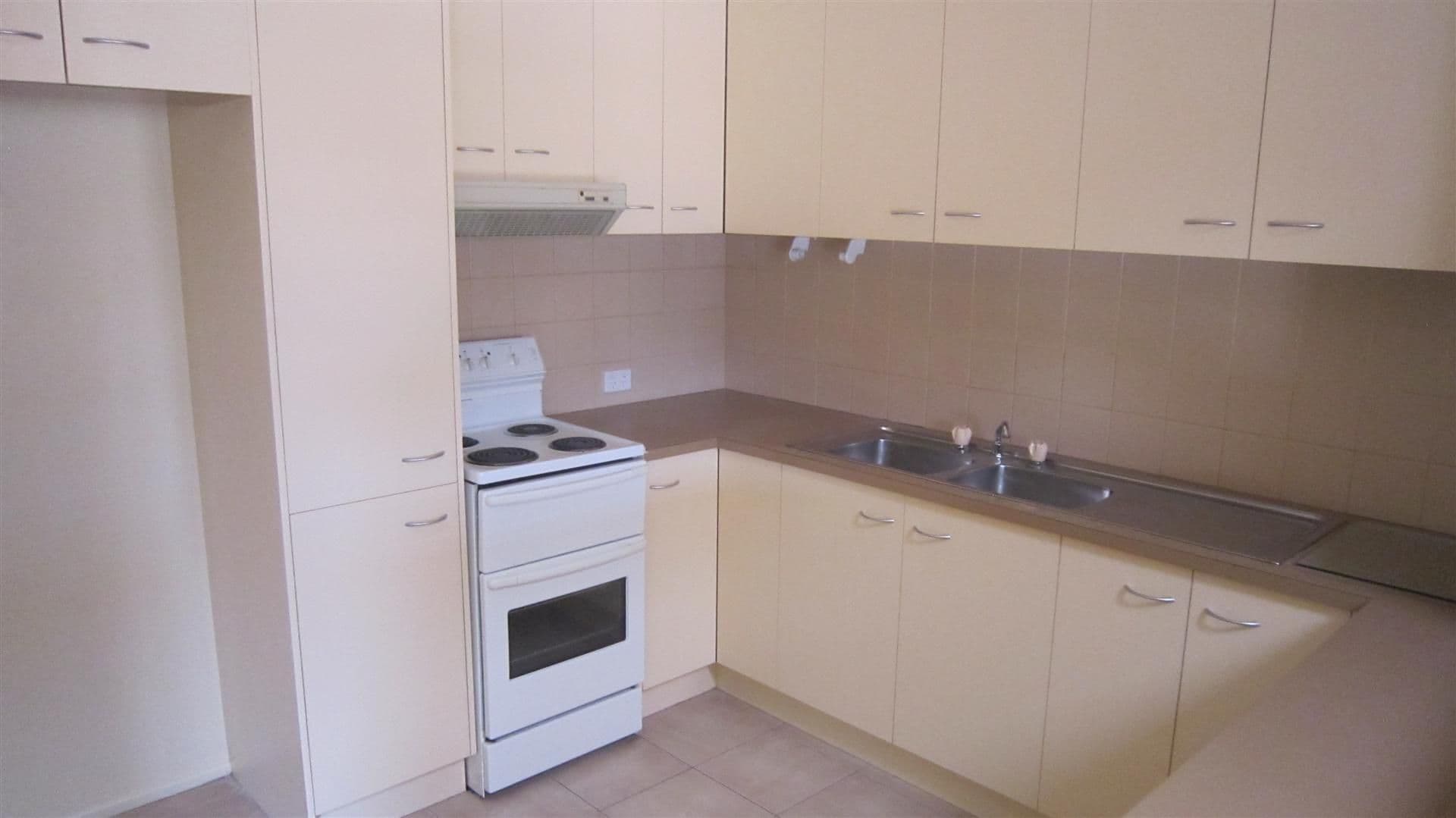 15 Thabeban Street, AVENELL HEIGHTS QLD 4670, Avenell Heights - Thumbnail 2