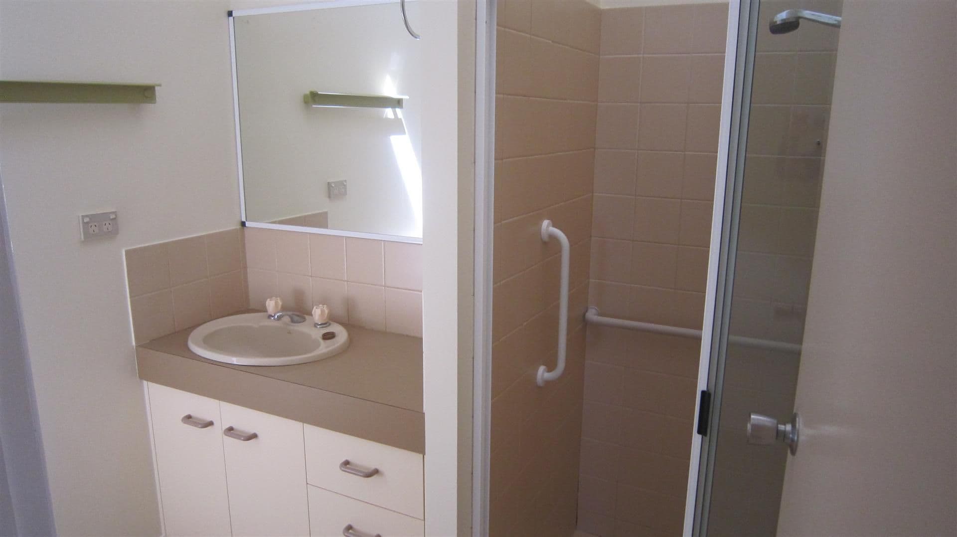 15 Thabeban Street, AVENELL HEIGHTS QLD 4670, Avenell Heights - Thumbnail 5