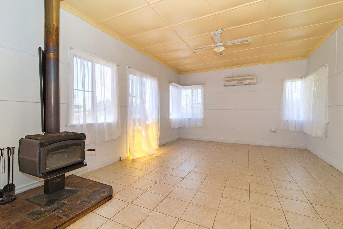 13 Makepeace Street, ROCKVILLE QLD 4350, Rockville - Thumbnail 2