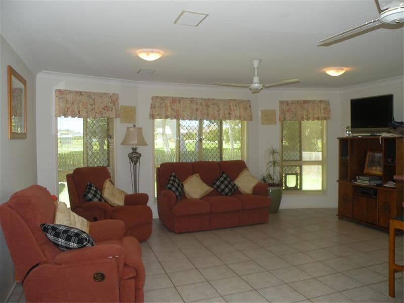 27 Pinnacle Street, CAUSEWAY LAKE QLD 4703, Causeway Lake - Thumbnail 4