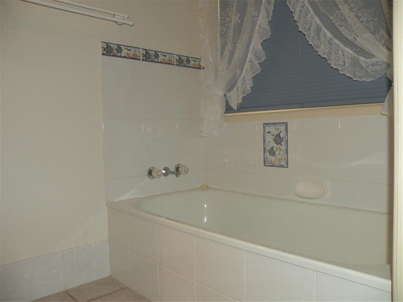 27 Pinnacle Street, CAUSEWAY LAKE QLD 4703, Causeway Lake - Thumbnail 7