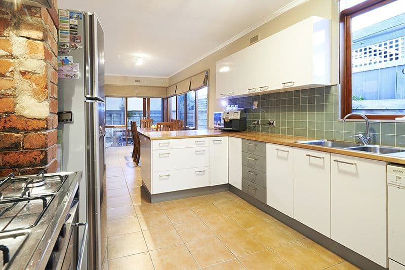 16 Mora Avenue, OAKLEIGH VIC 3166, Oakleigh - Thumbnail 2