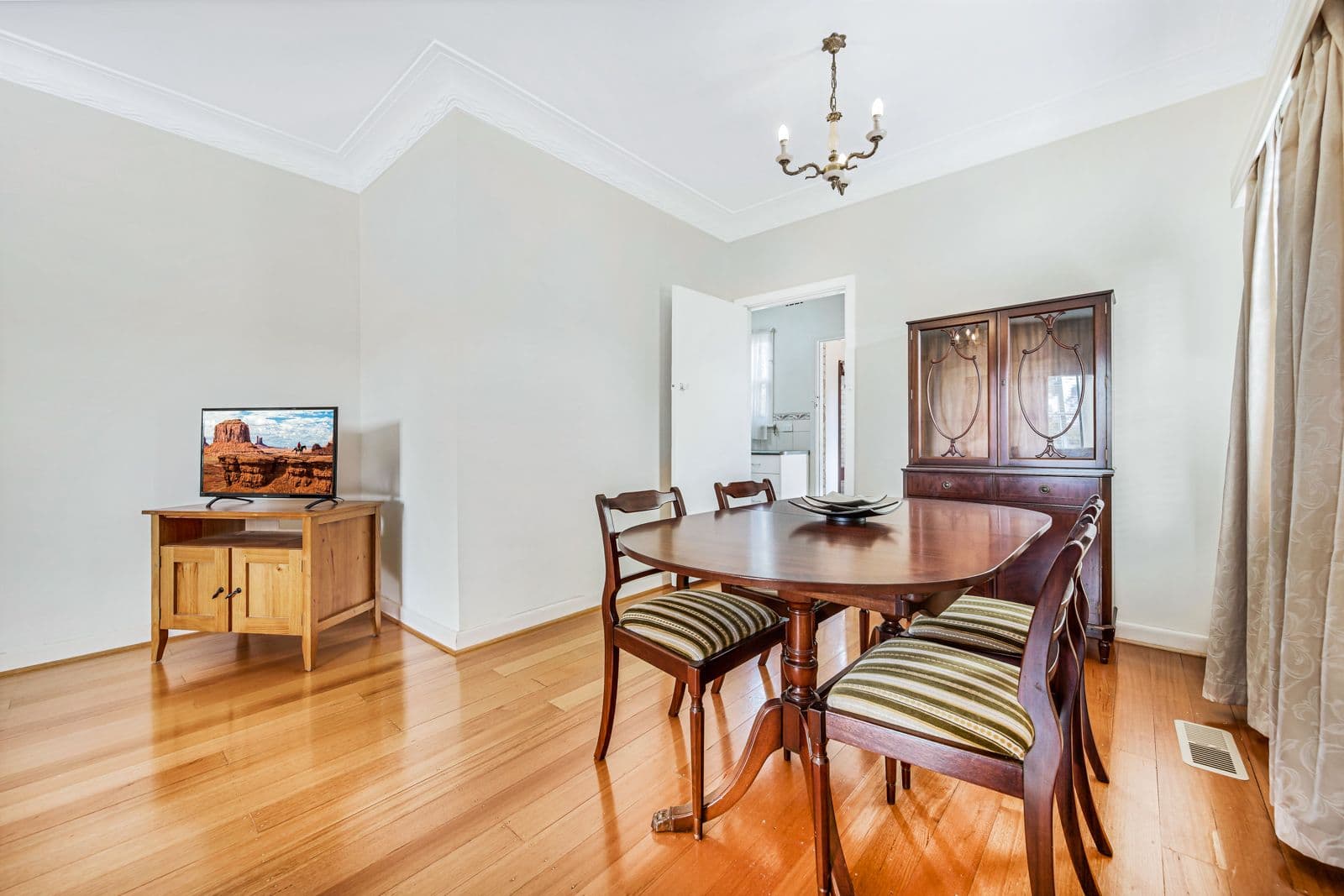 16 Winbourne Road, Mount Waverley VIC 3149, Mount Waverley - Thumbnail 3