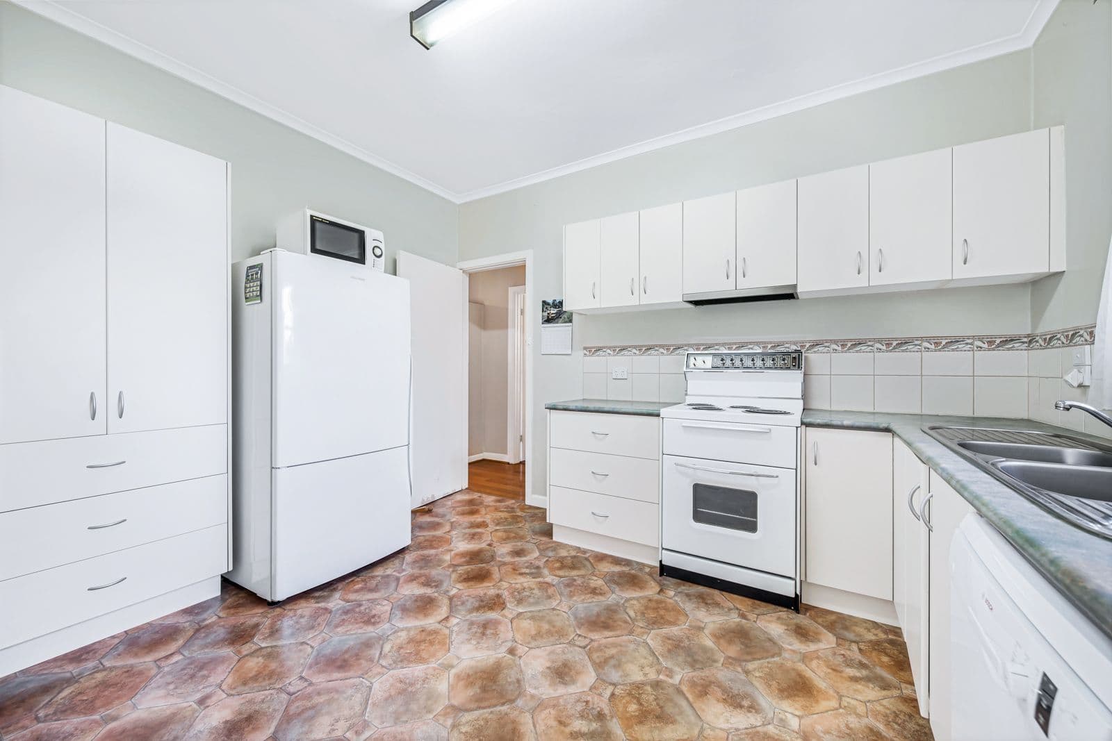 16 Winbourne Road, Mount Waverley VIC 3149, Mount Waverley - Thumbnail 4