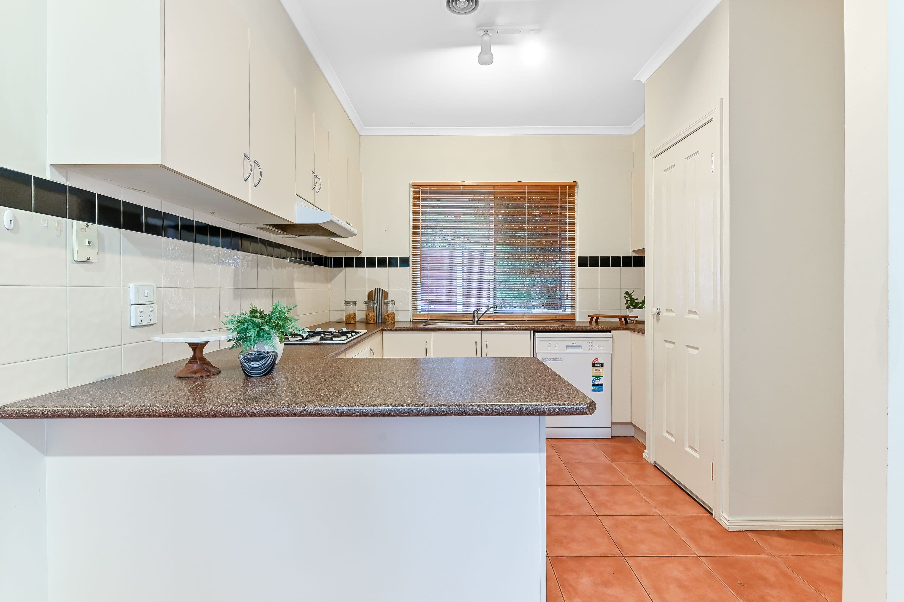 10 Tulloch Grove, Glen Waverley VIC 3150, Glen Waverley - Thumbnail 4