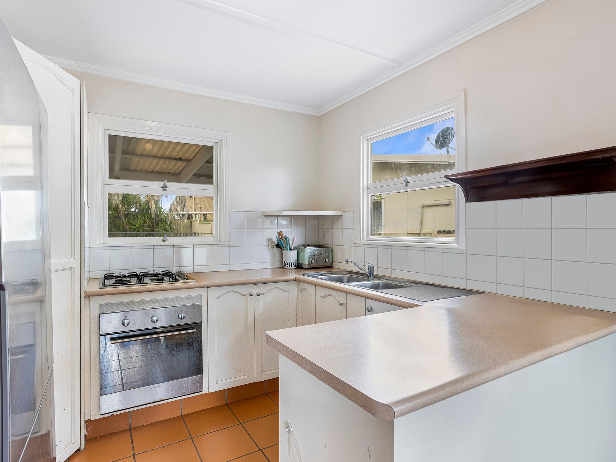 61 Kindra Avenue, Southport QLD 4215, Southport - Thumbnail 4