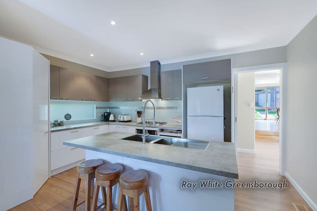 211 Mountain View Road, Greensborough VIC 3088, Greensborough - Thumbnail 2