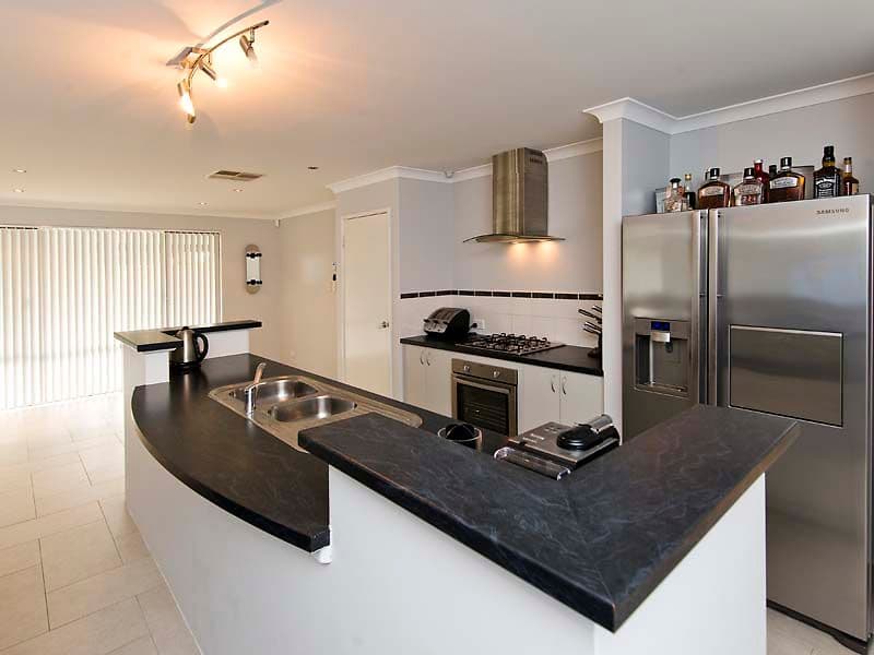 32 Limbee Glade, HUNTINGDALE WA 6110, Huntingdale - Thumbnail 2