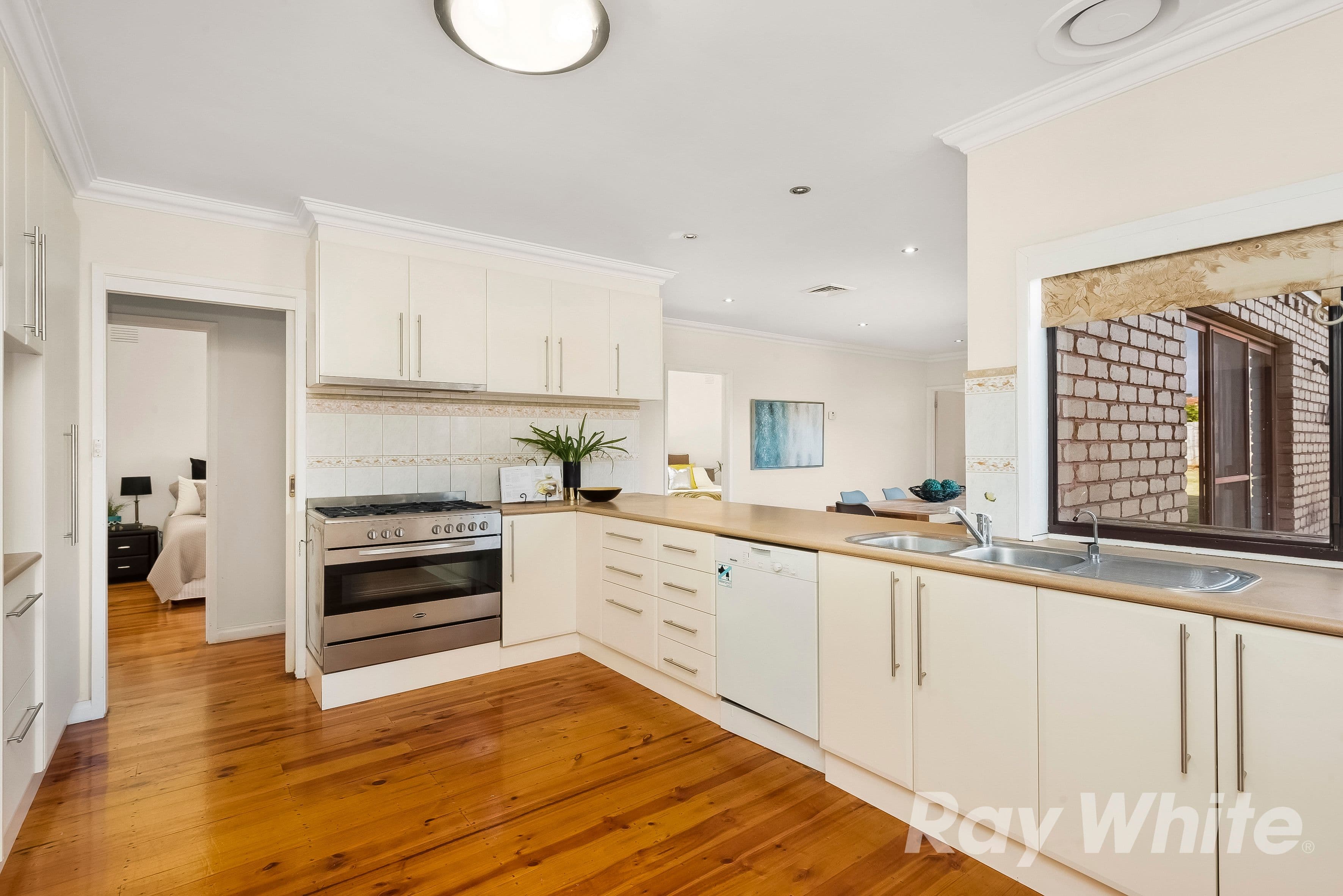 52 Mannering Drive, Glen Waverley VIC 3150, Glen Waverley - Thumbnail 2