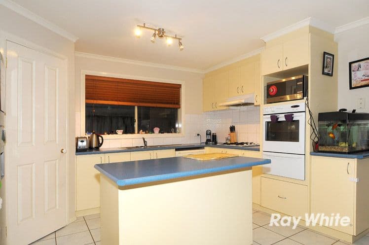 2 Nyarrin Place, CRANBOURNE WEST VIC 3977, Cranbourne West - Thumbnail 2