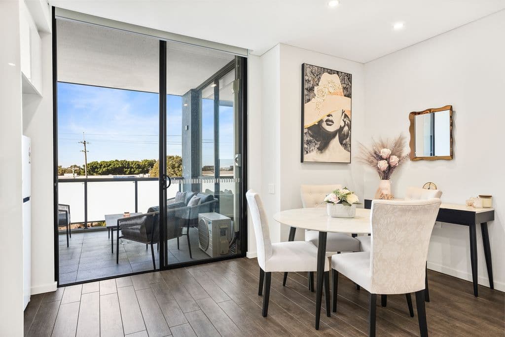 204/118 Gladstone Avenue, Coniston - Image 1
