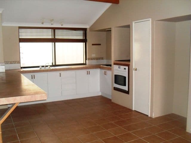 11 Fulham Close, PARMELIA WA 6167, Parmelia - Thumbnail 2