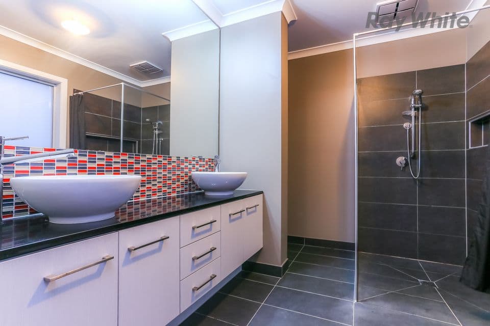 5 Hobart Way, Taylors Hill VIC 3037, Taylors Hill - Thumbnail 4