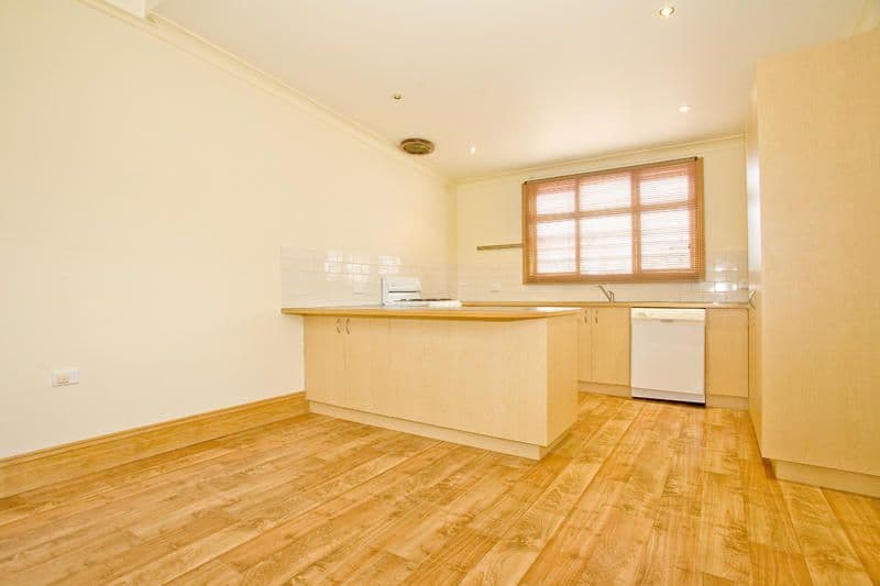 17 Bourke Crescent, GEELONG VIC 3220, Geelong - Thumbnail 2
