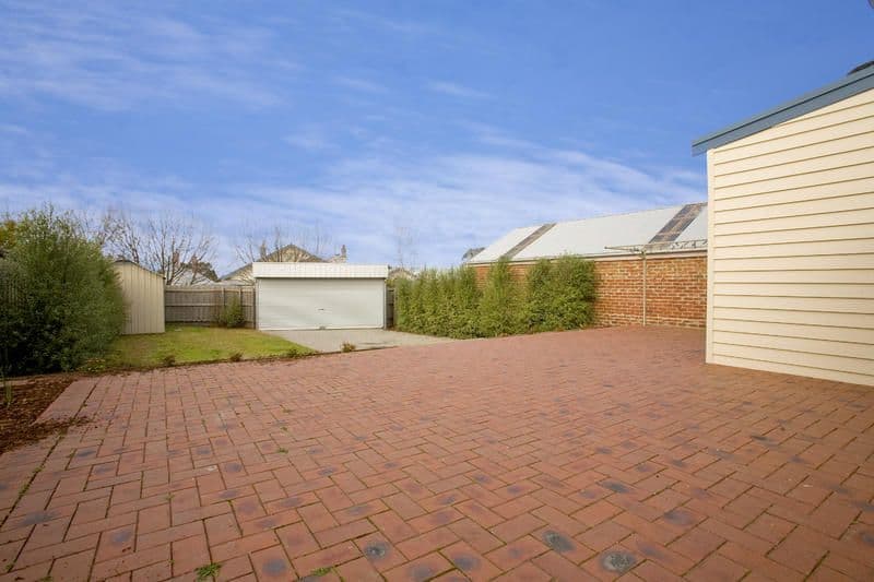 17 Bourke Crescent, GEELONG VIC 3220, Geelong - Thumbnail 3