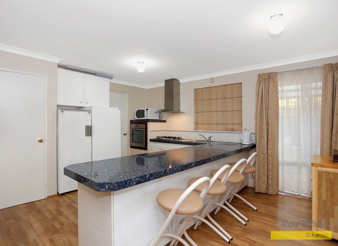 33 Goroka Grove, BALLAJURA WA 6066, Ballajura - Thumbnail 2