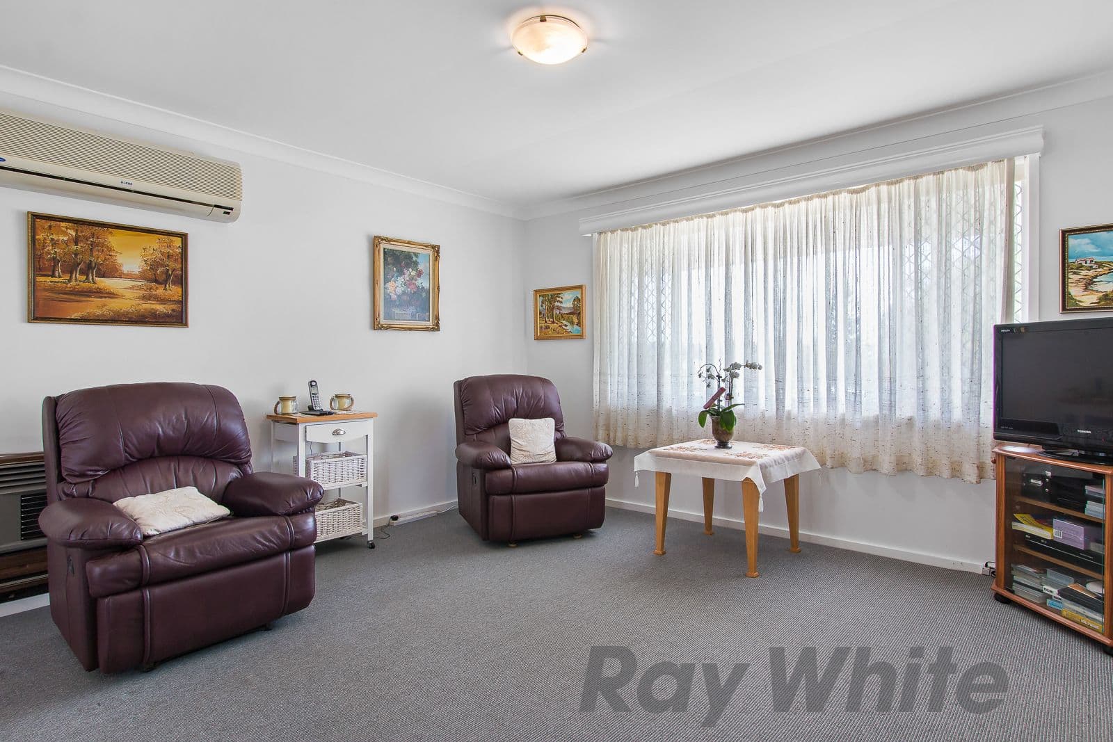 3 Boldon Close, Charlestown - Thumbnail 2