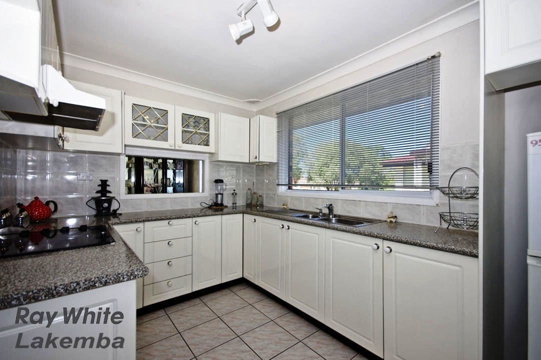 6 GLENROY Crescent, ST JOHNS PARK NSW 2176, St Johns Park - Thumbnail 5