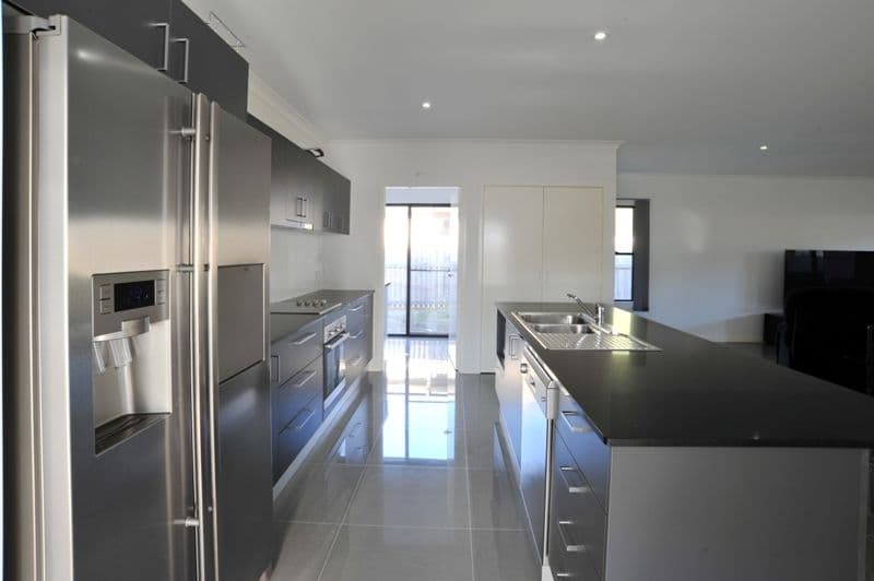 6 Twin Creek Court, CANNONVALE QLD 4802, Cannonvale - Thumbnail 2