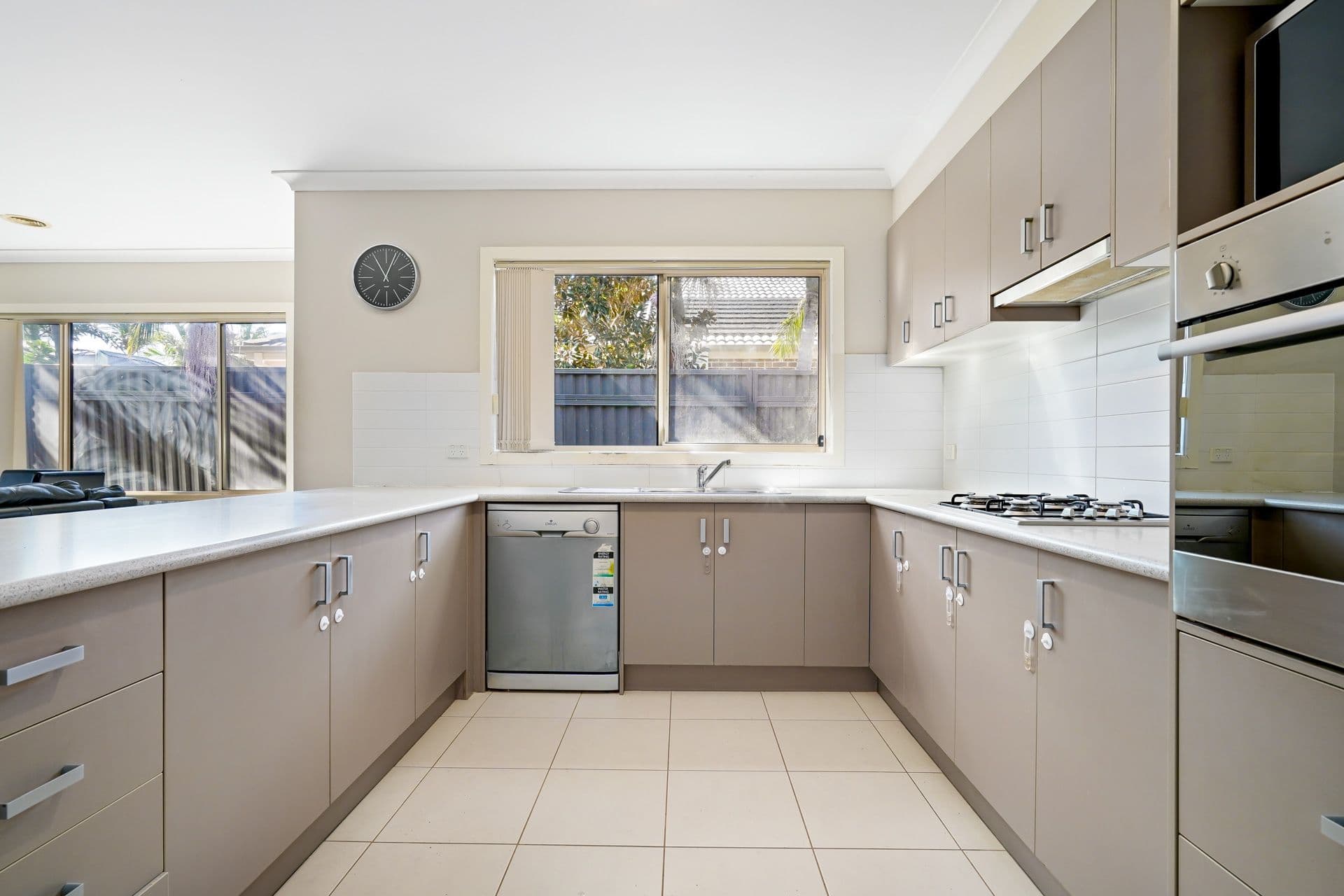 10 Page Close, Pakenham VIC 3810, Pakenham - Thumbnail 4