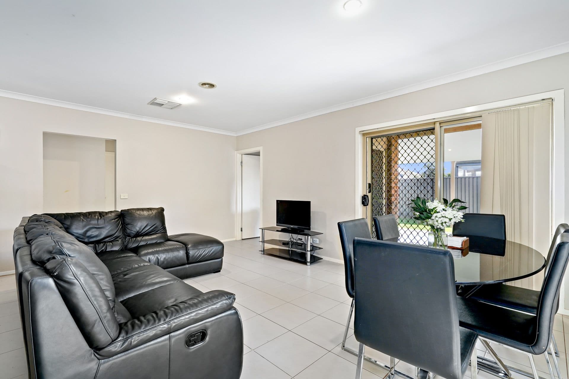 10 Page Close, Pakenham VIC 3810, Pakenham - Thumbnail 7