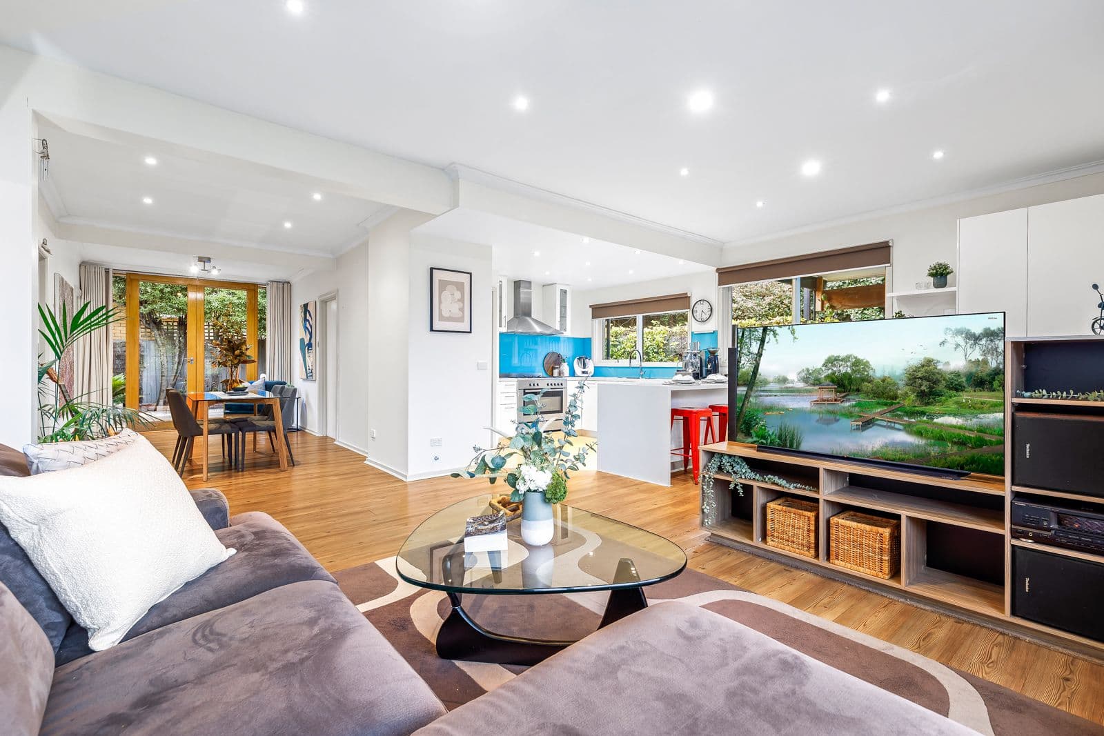 6 Russell Crescent, Mount Waverley VIC 3149, Mount Waverley - Thumbnail 2
